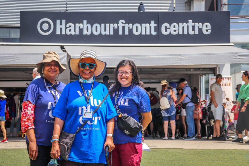 A group of volunteers outside posing