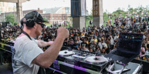 Skratch Bastid DJ-ing for a large crowd